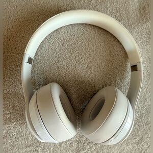 Dr. Dre Beats noise cancelling Wireless Over-Ear Headphones - White